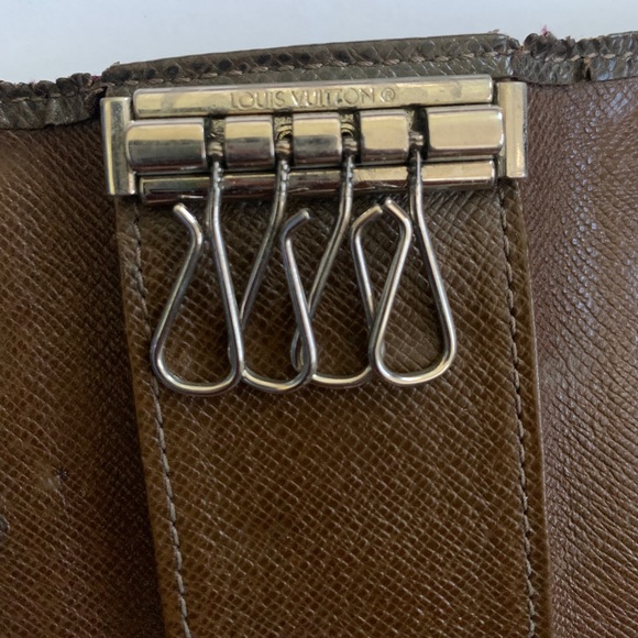 Louis Vuitton Taiga Multicles 4 Keyholder - Picture 10 of 12